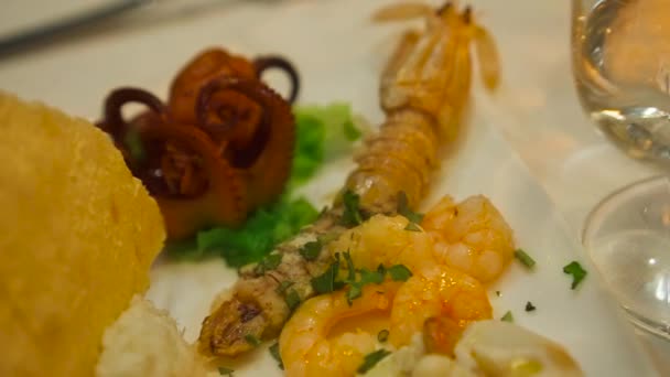 Plat de poisson dans le restaurant italien — Video