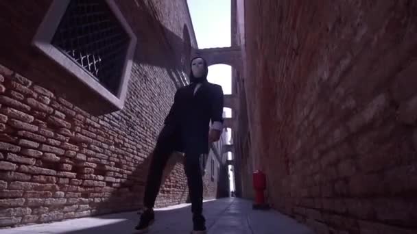 Maskierte Person tanzt in Venedig