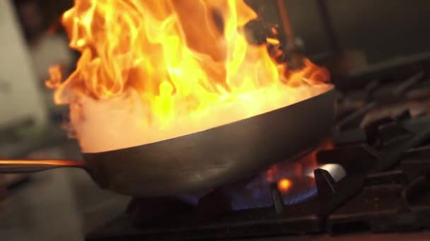 Огонь в кастрюле в замедленной съемке — стоковое видео