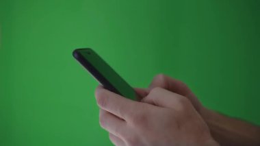 Yatak odasındaki pencere yerine yeşil ekran.