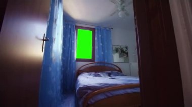 Yatak odasındaki pencere yerine yeşil ekran.