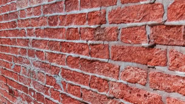 Muro di mattoni rovinati e scoperti con cemento — Video Stock