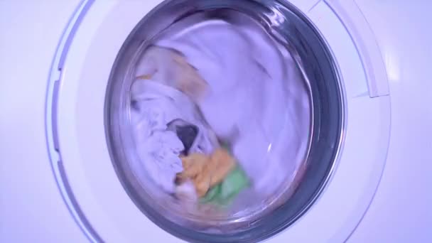 Vit tvättmaskin tvättar kläder — Stockvideo