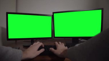 Eller yeşil ekranlı iki monitörde klavyeye yazılsın