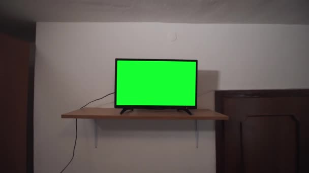 Télévision à écran vert dans une chambre ancienne et sombre — Video