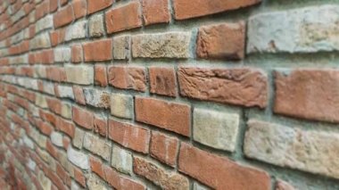 Tuğla duvar yıkıldı ve betonla kaplandı.