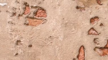 Kırık tuğla duvar ve sıva kaplıydı.