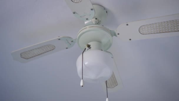 Вентилятор выключен, прикрепленный к белому потолку — стоковое видео