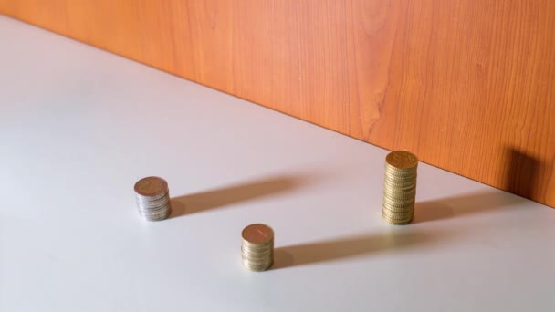 Les pièces en euros apparaissent en stop motion sur un meuble — Video