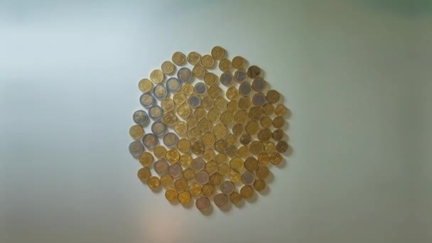 Un montón de monedas se convierten en Bitcoins — Vídeo de stock