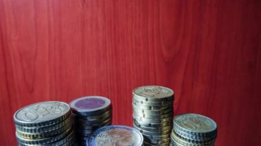 Birçok madeni para dur hareketiyle en üstte büyür.