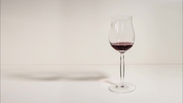 Un calice di vetro è pieno di vino rosso — Video Stock