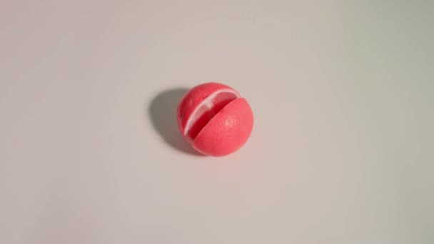 Naranja rosa se divide en cuatro piezas en stop motion — Vídeos de Stock