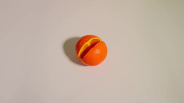 Orange is divided into four pieces in stop motion — ストック動画