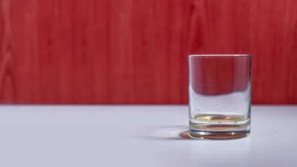 Bicchiere di vetro si riempie di acqua in stop motion — Video Stock