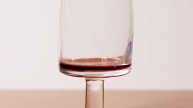 Bir kadeh kırmızı şarapla doludur.