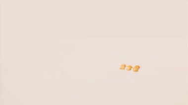 Beyaz arkaplanda cilalanmış bezelyeler