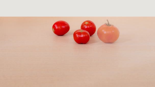 Tomates rouges apparaissent sur la table — Video