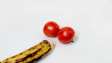 Domateslerin arasında çürümüş muz