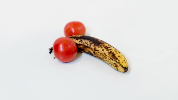 Due pomodori con banana al centro — Video Stock