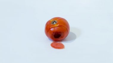 Bir domates kendini parçalara ayırır.