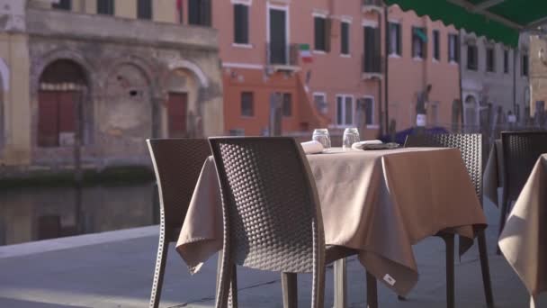 Mesas de restaurante perto da cidade veneziana — Vídeo de Stock