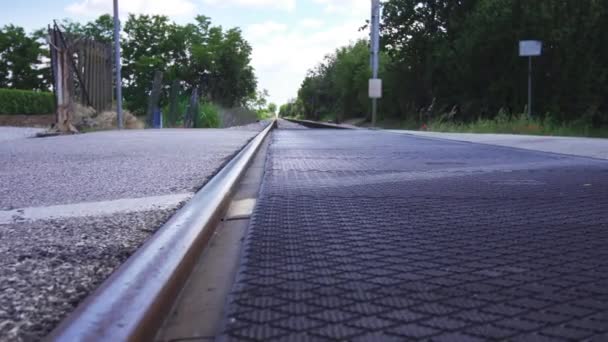 Ferrocarril cruza la carretera asfaltada — Vídeo de stock