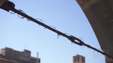 Güvercinlere karşı sivri tellerle kaplı metal bir direk.