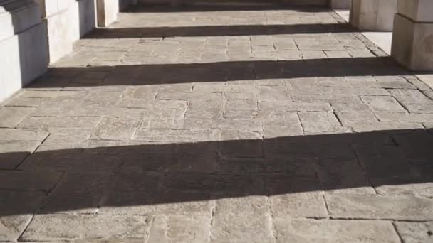 Piso veneziano com sombras das colunas — Vídeo de Stock