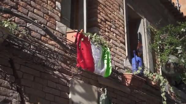 Bandera de Italia ondeando en el balcón de la antigua casa — Vídeo de stock