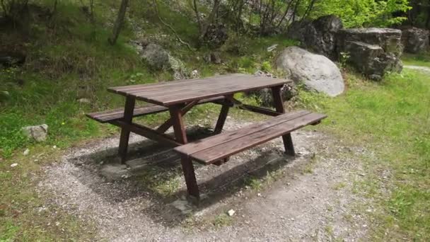 Table and bench in the middle of nature — Stock Video