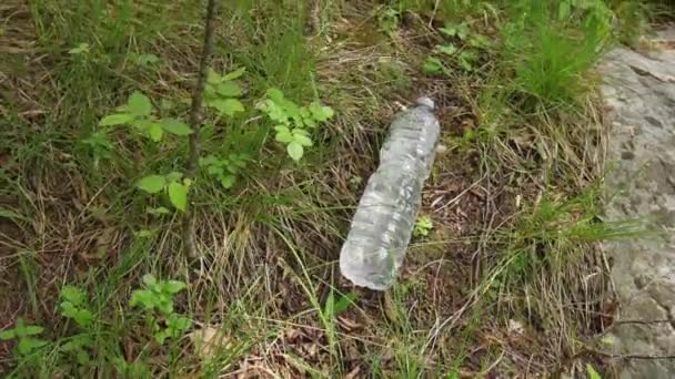 Botella de plástico en medio de la naturaleza — Vídeo de stock