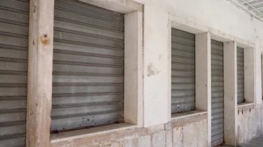 Kapalı panjurlu açık hava odaları