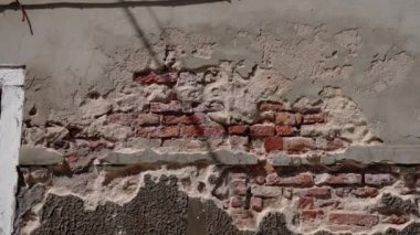 Dışarıdaki bir binanın tuğla duvarı bozuluyor.