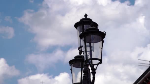 Antieke lichtkroonluchters met lucht op de achtergrond — Stockvideo