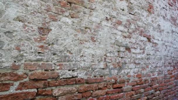 Pared de ladrillo de un edificio al aire libre — Vídeo de stock