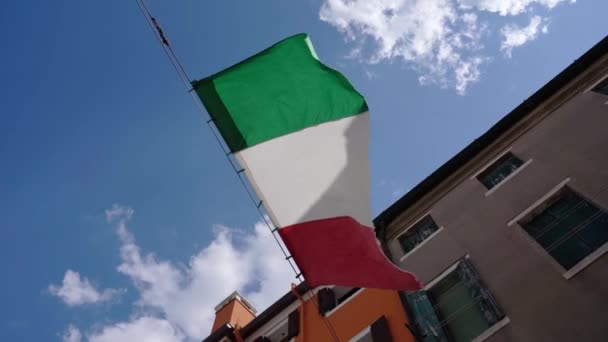 Bandera italiana ondeando cerca de las casas venecianas — Vídeo de stock