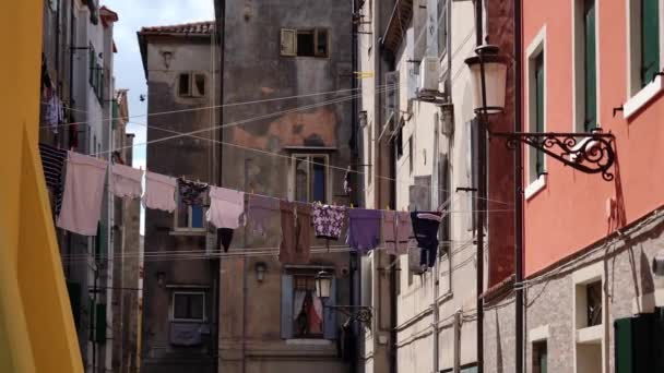 Giysileri kurumaya bırakılmış İtalyan evleri. — Stok video