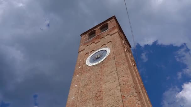 Antigua torre del reloj con nubes en el fondo — Vídeos de Stock