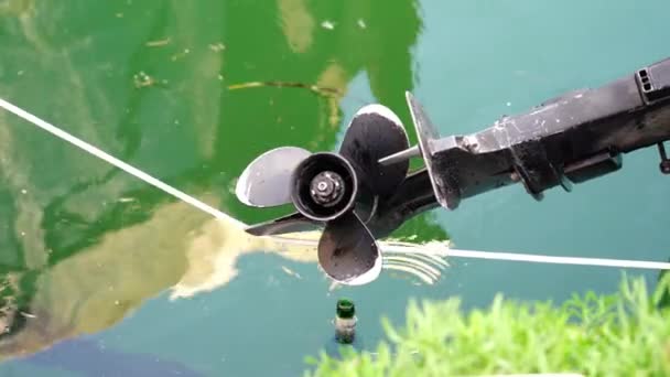 Boat engine propeller on the water — Stock Video