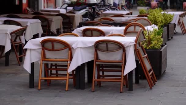 Outdoor restaurant tables and chairs — Stock Video