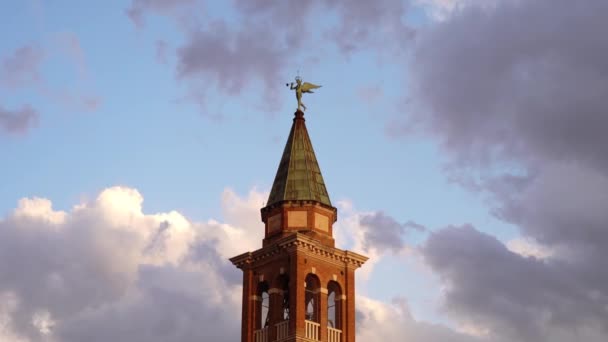 Antiker Glockenturm mit Wolken im Hintergrund — Stockvideo
