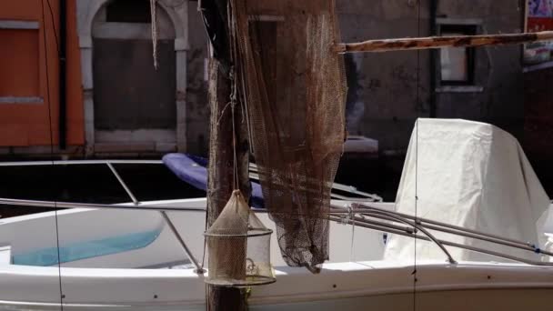 Red de pesca frente al barco amarrado — Vídeo de stock