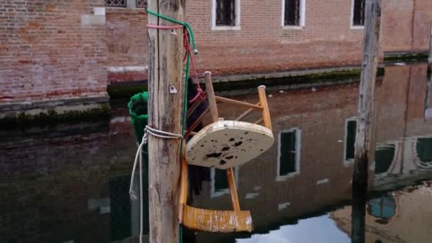 Sedia in legno legata al palo sul canale dell'acqua — Video Stock