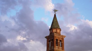 Arka planda bulutlar olan antik çan kulesi