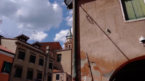 No meio das casas da cidade antiga Chioggia — Vídeo de Stock