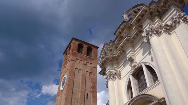 Antigua torre del reloj con nubes en el fondo — Vídeos de Stock