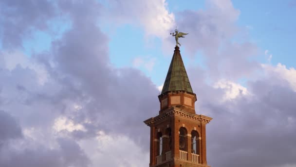 Oude klokkentoren met wolken op de achtergrond — Stockvideo