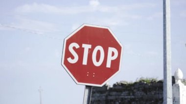 Kırmızı dur tabelası Güneşte