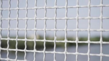 Küçük deliklerle örülü tel